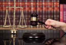 Profesor din Botoșani condamnat la închisoare după ce a îmbrățișat și sărutat pe obraz un elev