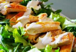 Salată de pui cu rucola, iaurt și usturoi