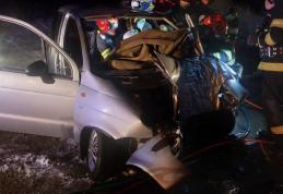 Un bărbat rămas încarcerat în urma unui accident a fost scos din mașină de pompieri - FOTO