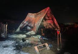 Casă din lemn mistuită de flăcări în această dimineață