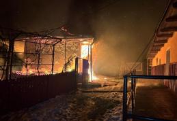 Casă din comuna Cristinești distrusă de flăcări - FOTO