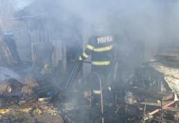 Incendiu violent într-o localitate din județ. Proprietarul a avut nevoie de îngrijiri medicale