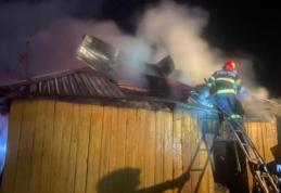 În plină iarnă a rămas fără acoperiș deasupra capului în urma unui incendiu