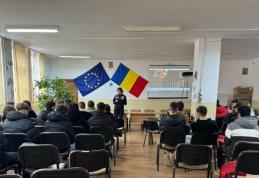 Polițiștii botoșăneni le-au prezentat elevilor metodele prin care sunt exploatați tinerii de către traficanți – FOTO