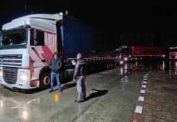 La volanul unui ansamblu rutier neasigurat şi cu permisul suspendat