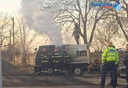 Mașina care igieniza străzile din Dorohoi a luat foc. Pompierii au intervenit pentru stingere - FOTO