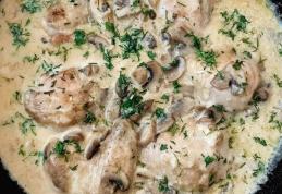 Pui cu smântână și ciuperci