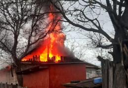 Familie din Oroftiana rămasă fără acoperiș deasupra capului în urma unui incendiu