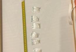 Percheziție la Dorohoi: Arsenal de arme, droguri și documente false găsite de polițiști la locuința unui tânăr