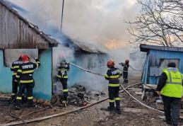 Anexa unei case a ars într-un incendiu. O bătrână de 82 de ani a ajuns la spital