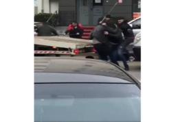 Bătaie crâncenă pe o stradă din Botoșani. O șicanare în trafic s-a transformat într-o încăierare generală