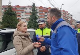 Polițiștii rutieri, împreună cu reprezentații Registrului Auto Român, au oferit mărțișoare doamnelor și domnișoarelor întâlnite în trafic – FOTO