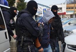 Doi tineri arestați preventiv pentru tâlhărie calificată