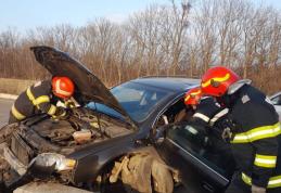 Un tânăr de 18 ani și un copil de 9 ani răniți după ce mașina în care se aflau s-a izbit de un cap de pod la Copălău