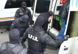 Tineri reținuți pentru șantaj și violarea vieții private