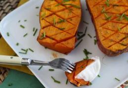 Cartofi dulci copți cu sos de iaurt