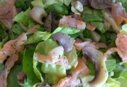 Salată cu ciuperci și somon