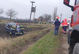 ACCIDENT! O mașină s-a răsturnat în afara părții carosabile