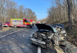 Accident la Zăicești! O persoană a ajuns la spital după impactul dintre un autoturism și un camion - FOTO