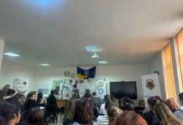 Elevii Liceului Regina Maria - Activitate de Ziua Poeziei - FOTO