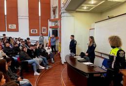 Caravana promovării profesiei de poliţist a poposit la Colegiul Naţional „Grigore Ghica” Dorohoi - FOTO