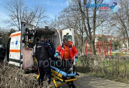 Doi tineri au ajuns la spital după ce au fost găsiți aproape inconștienți în Parcul Cholet din Dorohoi - FOTO