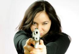 Prostia se plătește! I-a dat unei tinere arma să se fotografieze cu ea apoi a postat-o pe o rețea de socializare!