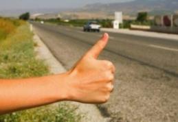 Unui bărbat care transporta persoane „la ocazie” i-a fost suspendat dreptul de a utiliza autovehiculul