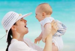 Bani în plus de la Guvern pentru mame. Ce condiții trebuie să îndeplinească