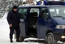 Tânără agresată în curtea liceului din orașul Săveni