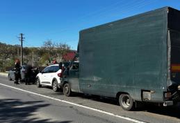 Accident la Baisa! Două persoane rănite după impactul dintre trei autovehicule - FOTO