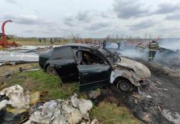 Zi cu ghinion pentru proprietarul unei ferme din județ. Un incendiu puternic a cuprins adăpostul de animale și două autoturisme - FOTO