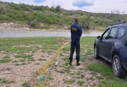 Polițiștii de frontieră curăță Prutul de plase monofilament interzise de lege
