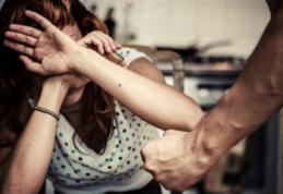 Bărbat reținut după ce și-a băgat soția în spital