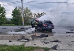 Mașină cuprinsă de flăcări pe o șosea din județ. Șoferul a apucat să se autoevacueze - FOTO