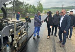 Covor asfaltic nou turnat pe drumul județean din Copălău - FOTO