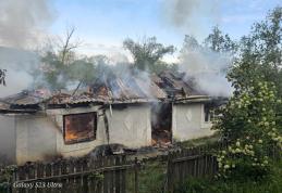 O bătrână de 97 de ani a rămas fără acoperiș deasupra capului din cauza unui incendiu - FOTO