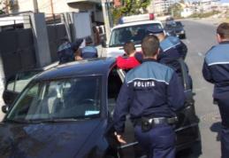Doi tineri din Dorohoi reținuți după ce au smuls telefonul din mâna unui bărbat