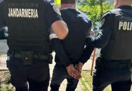 Bărbat din Dorohoi reținut de polițiști după ce ar fi distrus ușa de acces într-o instituție publică