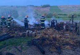 Furajele dintr-o gospodărie incendiate, din joacă, de un băiat în vârstă de 6 ani - FOTO