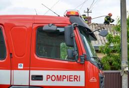 Acoperișul unei case din Botoșani cuprins de flăcări din cauza unui scurtcircuit - FOTO