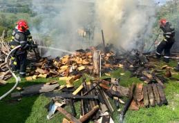 Un incendiu violent a izbucnit, în urmă cu puțin timp, într-o gospodărie din localitatea Poiana-Brăești