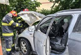Autoturism cuprins de flăcări pe o stradă din Botoșani