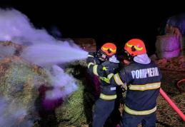 Depozit de furaje cuprins de flăcări după ce a fost lovit de trăsnet - FOTO