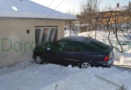 Dorohoi: Datorită alcoolului s-a proptit cu maşina într-o casă de pe strada Sf. Ioan Românul