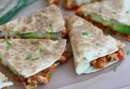 Tortilla cu pui și avocado