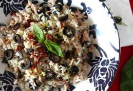 Salată mediteraneană de orez, ton și măsline
