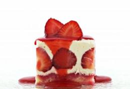 Cheesecake cu brânză de vaci și căpșuni