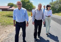 Asfalt turnat pe drumul județean Lozna – Călinești – DN29C – Talpa - FOTO