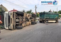 Accident la Dorohoi! Un camion care transporta deșeuri s-a răsturnat pe strada Luceafărul - FOTO
